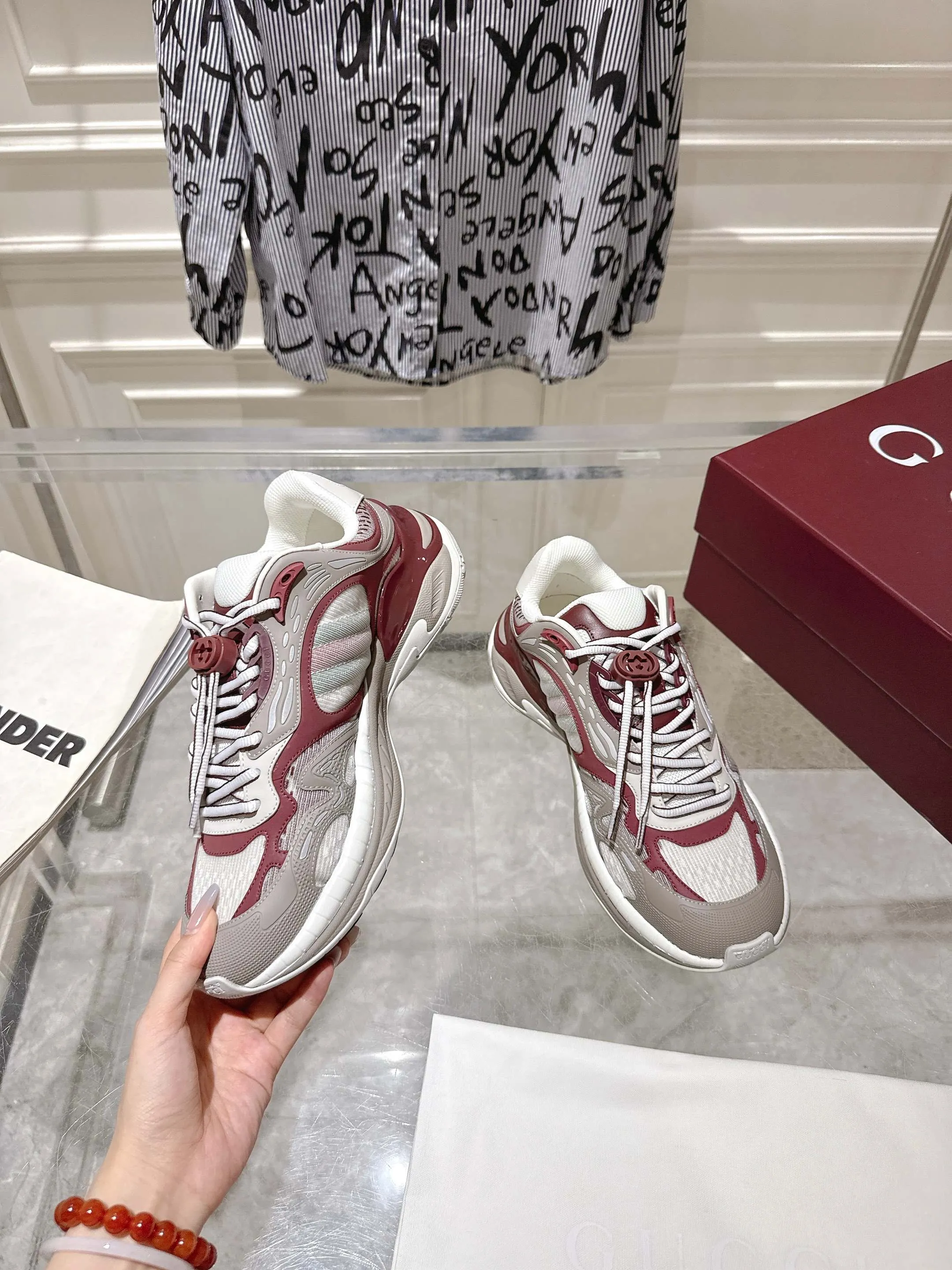 👟👟Ex-factory price 980👟👟Upgraded version with airplane case Gucci Gucci 25ss hot new style couple style retro sports shoes dad shoes This Gucci 2.0 reinterprets the brand's iconic striped webbing elements. This new interpretation of iconic details uses EVA thick soles with a smart silhouette, bringing a stable and comfortable wearing experience. Delivered in exquisite packaging. Fabric: Made of original imported cowhide/technical fabric. Inner foot pad: Breathable mesh. Heel height: 4cm. Sole: Original customized ultra-light foam rubber outsole. Size: 35-45 (women's size 40, men's size 45, custom-made, non-returnable)